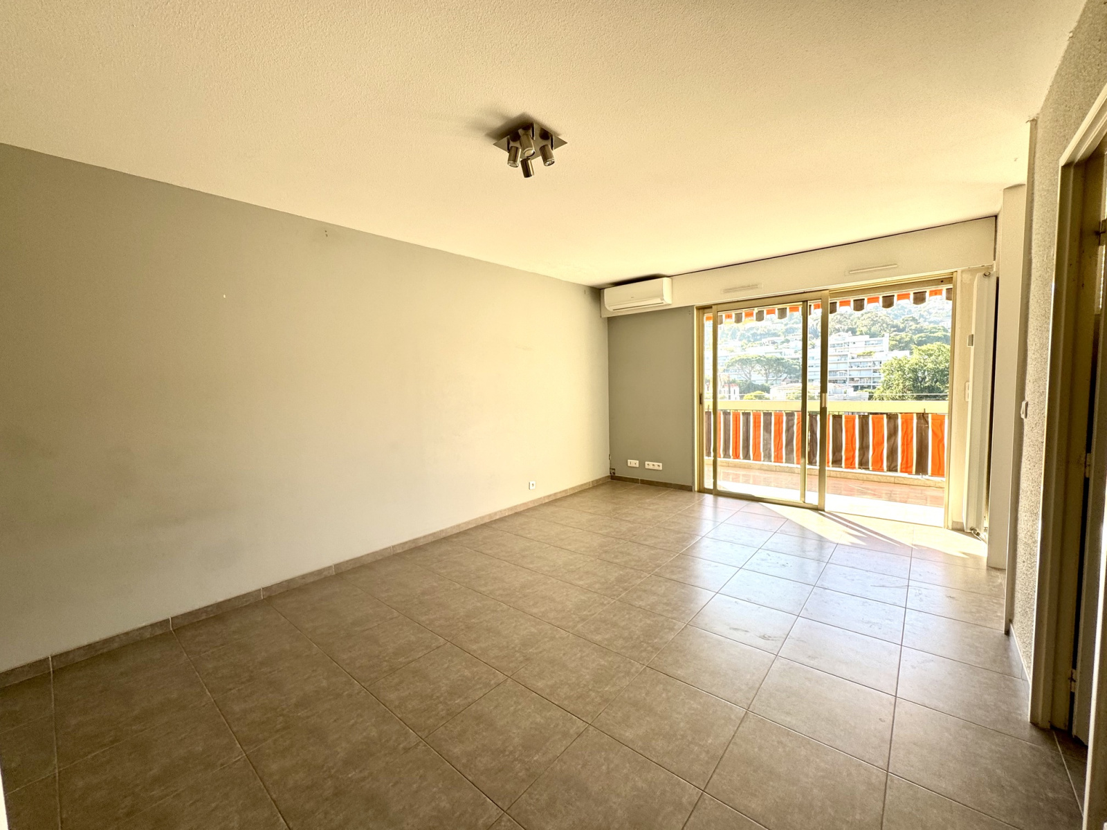 Image_, Studio, Golfe Juan, ref :812